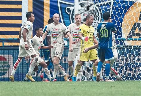 Persija Jakarta vs Persib: Lebih dari Sekadar Pertandingan Sepak Bola